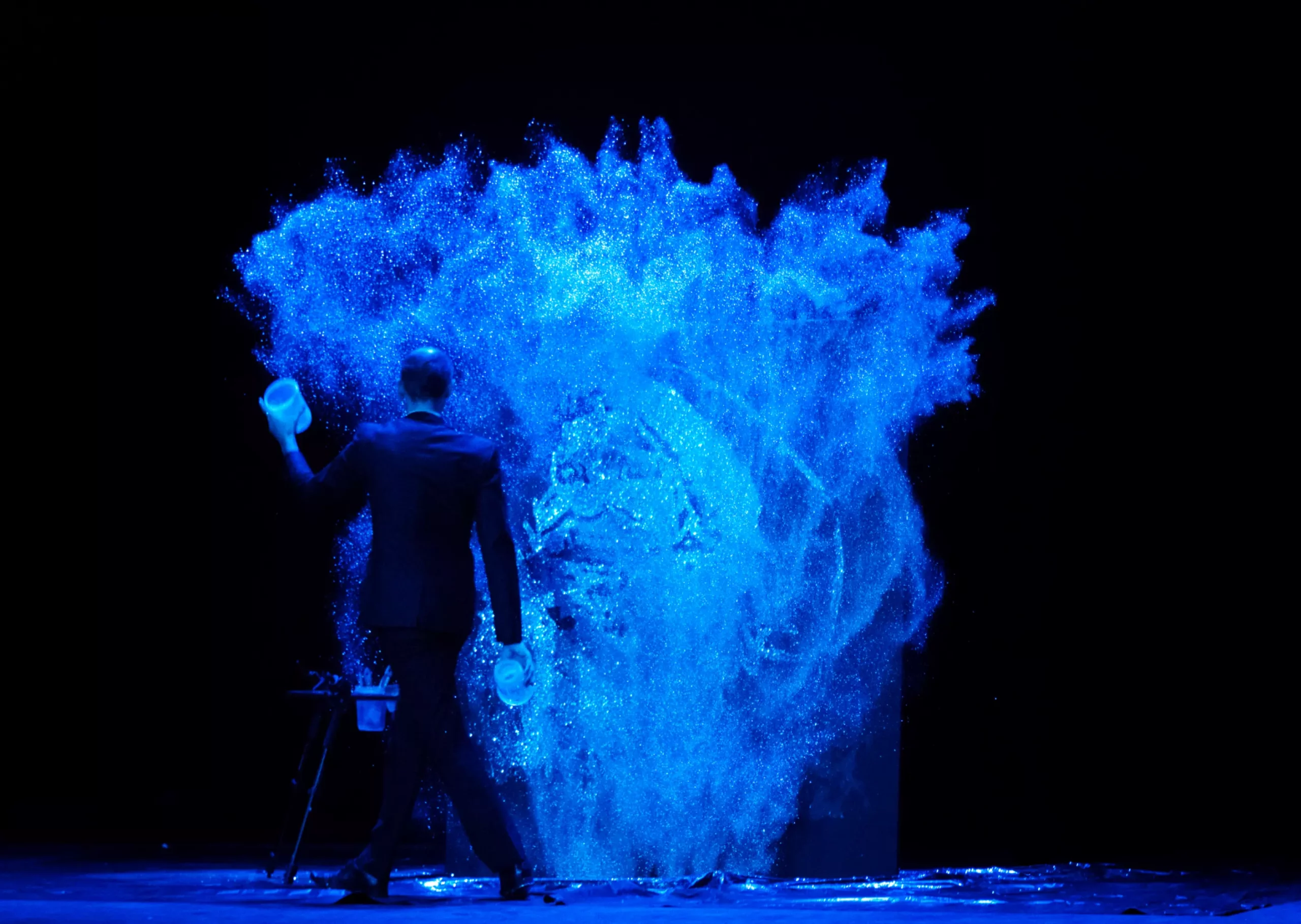 © peintre performer erik black (1) (1) paillettes biodégradables
