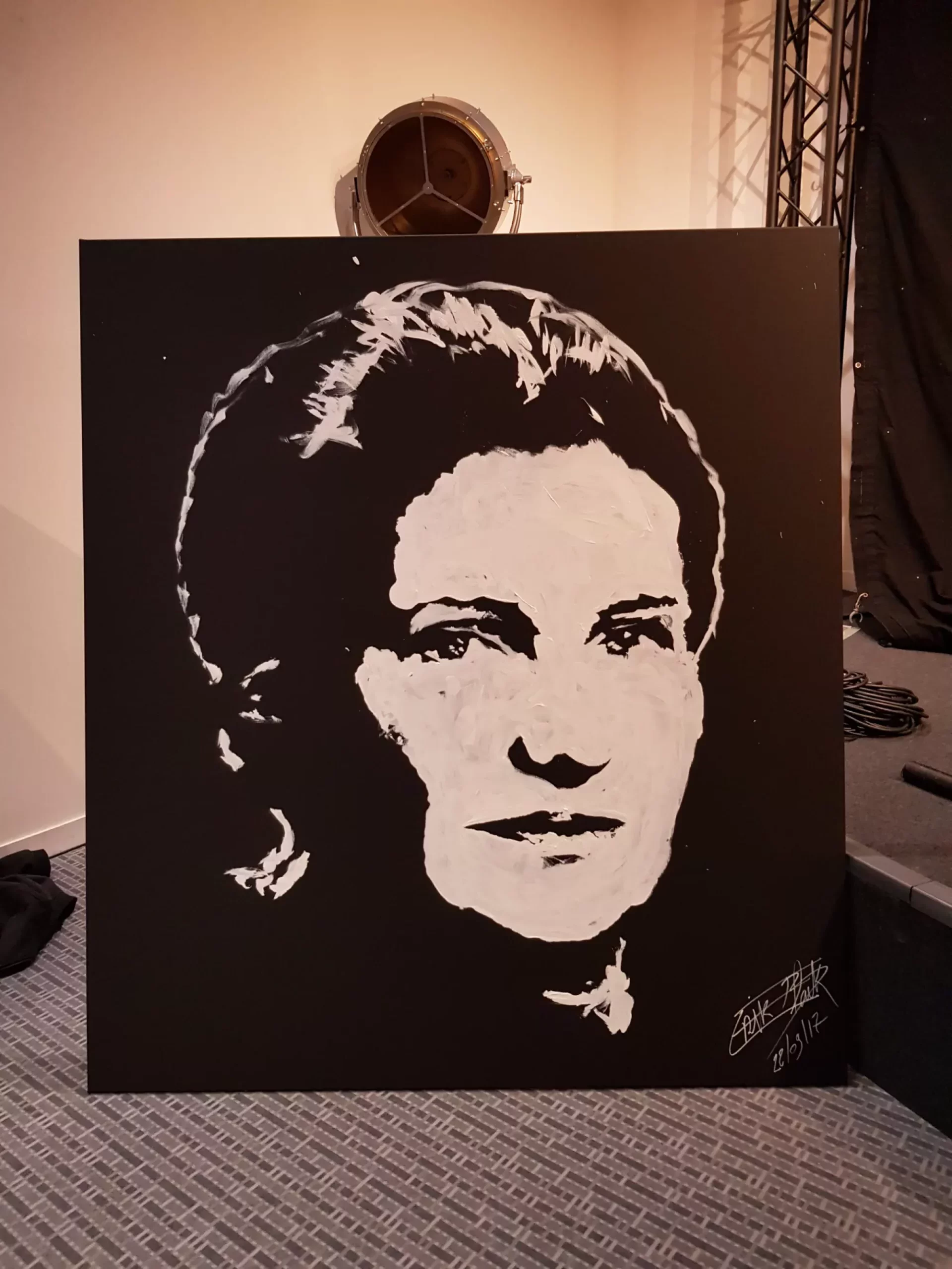 live painting Portrait paillettes Simone Veil | EriK BLACK painting