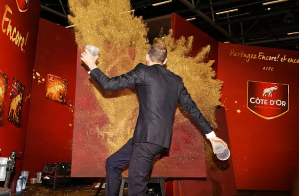 Le peintre performer erik black en action