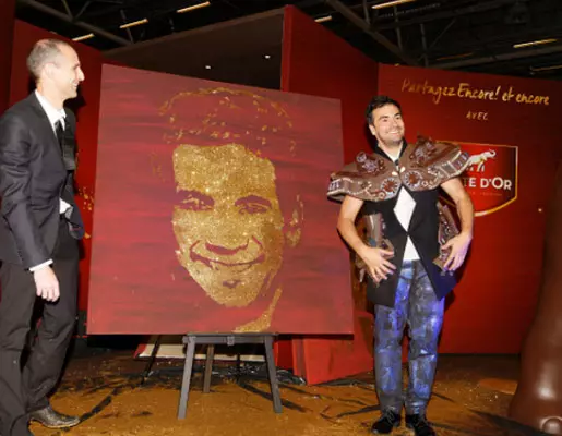 Alex Goude et son portrait paillettes sur le stand au salon du chocolat